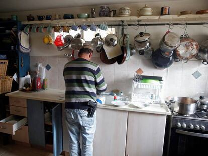 Un judío prepara comida armado en Amona (Cisjordania), hace una semana.