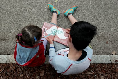 Niños leyendo un libro en una imagen de archivo.