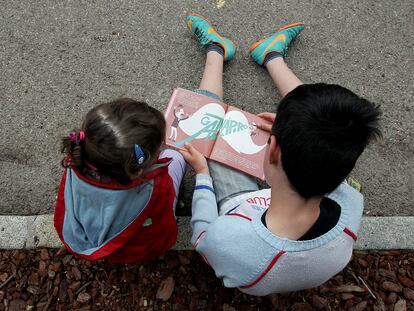 Niños leyendo un libro, en una imagen de archivo.