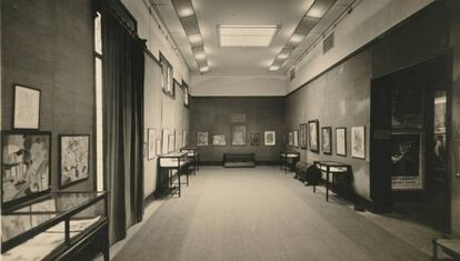 La sala grande de las Galeries Dalmau durante una exposición de Rafael Barradas en 1925.