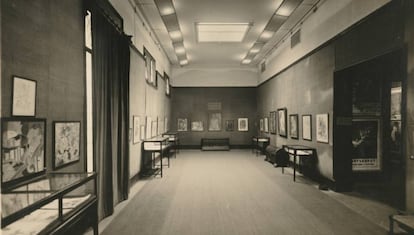 La sala gran de les Galeries Dalmau durant una exposició de Rafael Barradas el 1925.