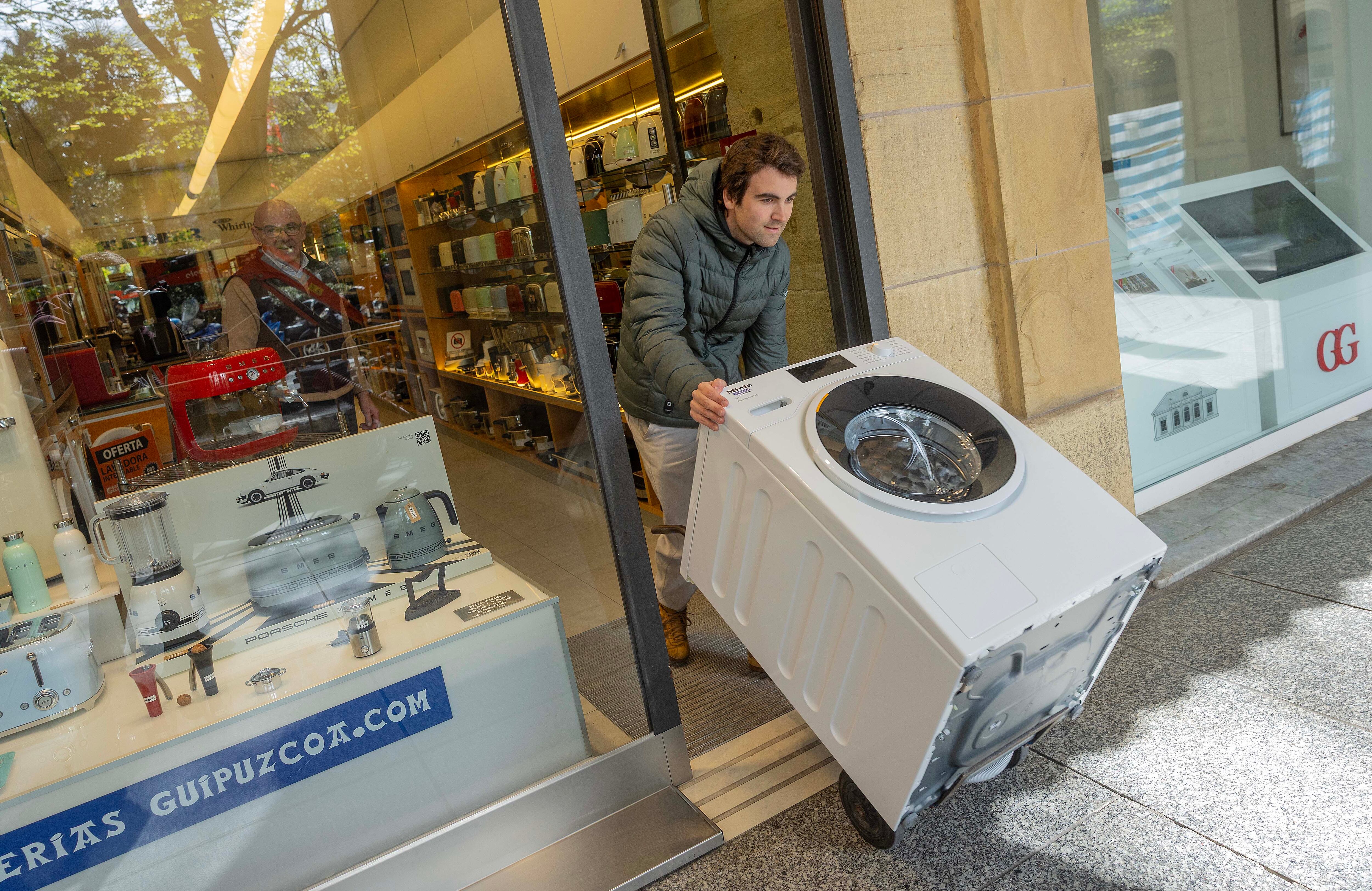 Tienda de electrodomésticos en el centro de San Sebastián, este viernes. 