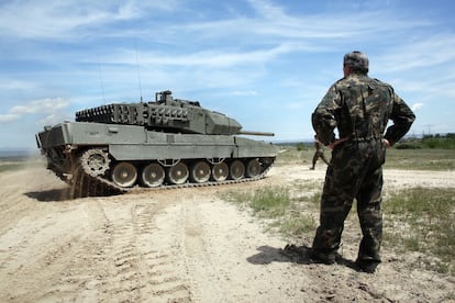 El Leopardo 2E haciendo varias maniobras antes de que Carlos Sainz se suba.