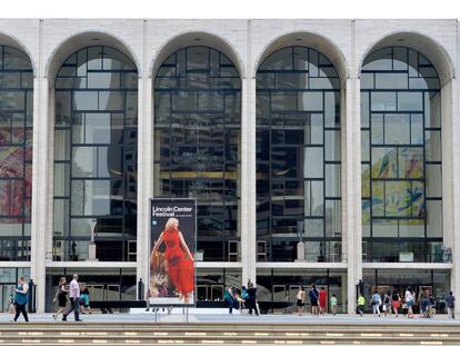 Vista de la entrada principal de la &Oacute;pera Metropolitan hoy, jueves 31 de julio de 2014, en el Lincoln Center de Nueva York.