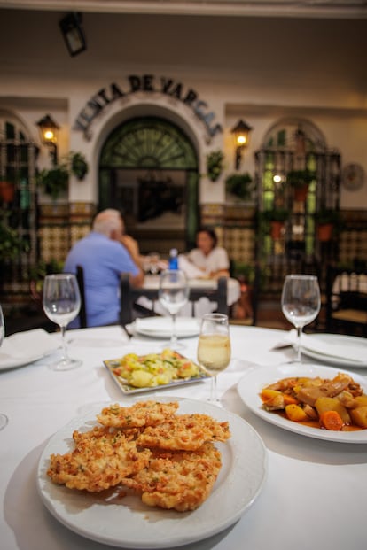 Tres platos de la Venta de Vargas con su clásica tortillita de camarones, en San Fernando.