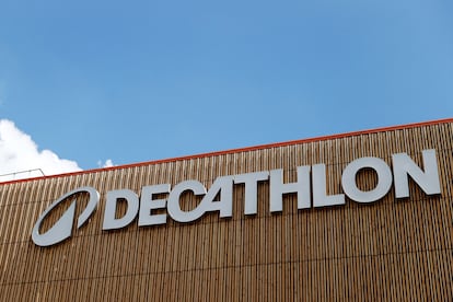 Exterior de una tienda de Decathlon.