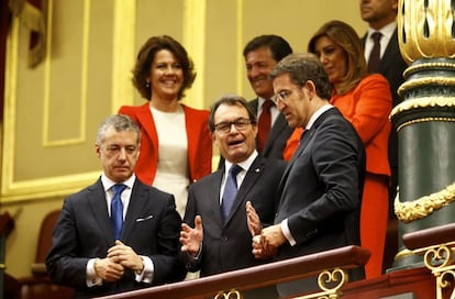 Feijóo, cuando era presidente gallego, junto al entonces presidente catalán, Artur Mas, y el lehendakari Iñigo Urkullu, el día de la proclamacion de Felipe VI en el Congreso, en junio de 2014.