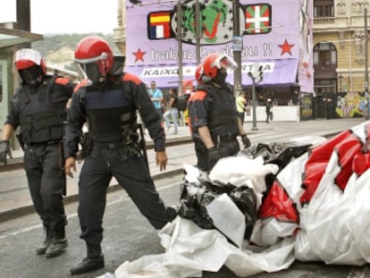 La Ertzaintza retira varios carteles y fotos de presos de ETA colocados en la comparsa 'Kaskagorri' en agosto de 2009.