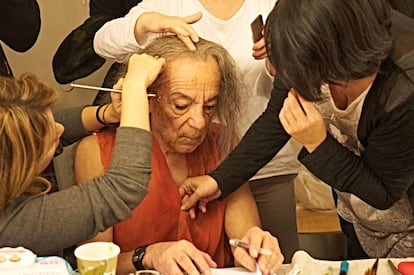 El director teatral y actor José Luis Gómez, en el proceso de caracterización de Celestina.