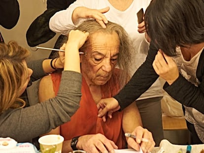 El director teatral y actor José Luis Gómez, en el proceso de caracterización de Celestina.