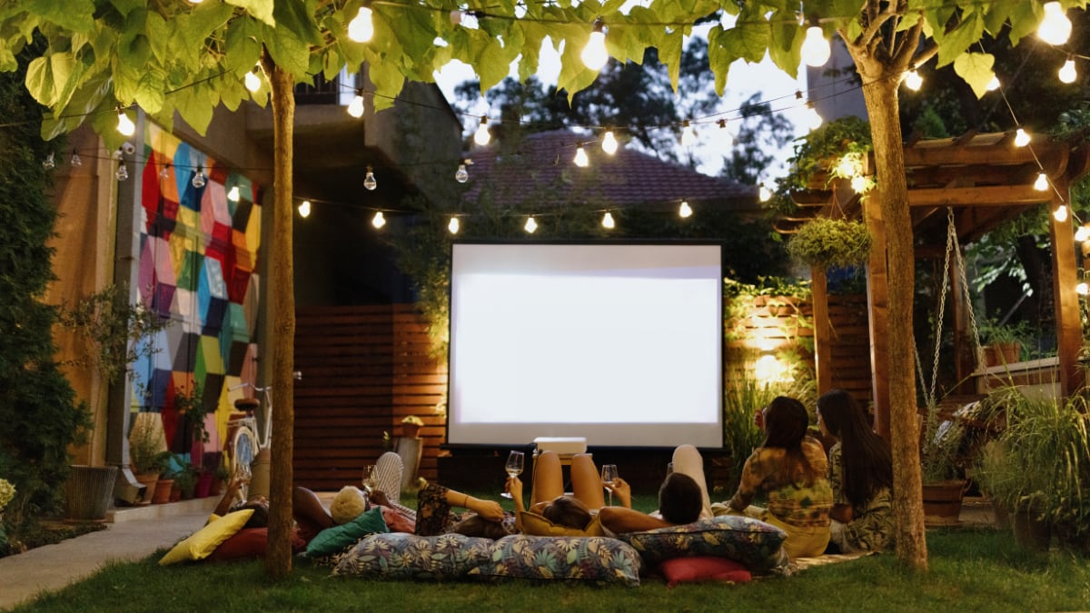 Cómo montar un cine de verano en casa: todo lo que necesitas para ver películas al aire libre