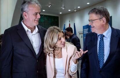 Yolanda Díaz, entre el presidente valenciano, Ximo Puig (a la derecha), y el consejero de Vivienda y Arquitectura Bioclimática, Héctor Illueca, este viernes en Valencia.