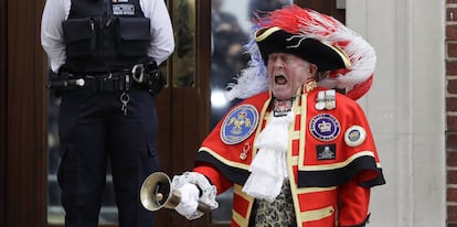 Town Crier Tony Appleton announces that the Duchess of Cambridge has given birth to a baby boy outside the Lindo wing at St Mary's Hospital in London London, Monday, April 23, 2018. Kensington Palace says the Duchess of Cambridge has given birth to her third child, a boy weighing 8 pounds, 7 ounces (3.8 kilograms). (AP Photo/Kirsty Wigglesworth)