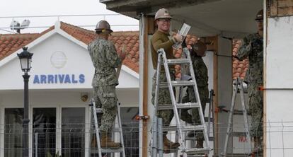 Varios militares americanos trabajan en obras de remodelación en la base de Rota.