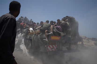 Un grupo de palestinos pugnan por la ayuda humanitaria sobre un camión el pasado 22 de julio.