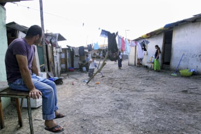 Una calle del poblado con barreños para almacenar la basura.