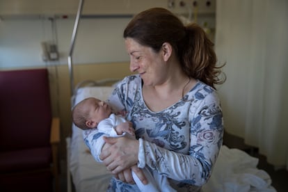 Una madre y su bebé, el 23 de abril, en el hospital Vall d'Hebron de Barcelona.