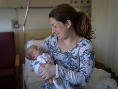 Una madre y su bebé, el 23 de abril, en el hospital Vall d'Hebron de Barcelona.