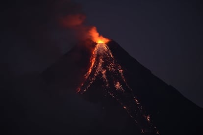 Al norte de la ciudad de Legazpi, en la isla Luzón (Filipinas), el volcán Mayón emite una cascada de lava. En enero pasado provocó el desplazamiento de 90.000 residentes. Este volcán, el más activo del país, es conocido por su forma cónica casi perfecta.