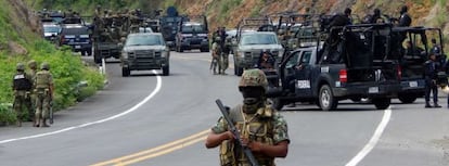 Policías y soldados mexicanos el martes en Arteaga (Michoacán).
