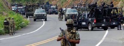 Polic&iacute;as y soldados mexicanos el martes en Arteaga (Michoac&aacute;n).