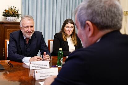 El ministro de Política Territorial y Memoria Democrática, Ángel Víctor Torres, a la izquierda, y el presidente de Canarias, Fernando Clavijo, de espaldas, de espaldas, durante la reunión de este jueves en Madrid