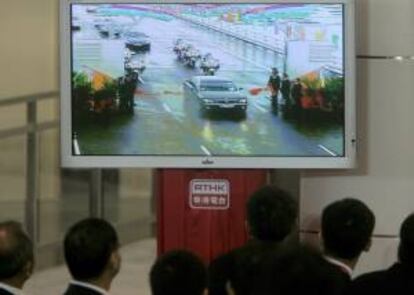 Un grupo de funcionarios chinos miran en la televisión el desfile motorizado del presidente chino, Hu Jintao. EFE/Archivo