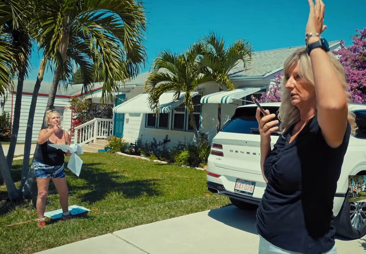 Rifles, cámaras y ciberacoso en la nueva ‘comedia de terror’ de HBO Max: como si las vecinas de Valencia vivieran en los Estados Unidos de Trump