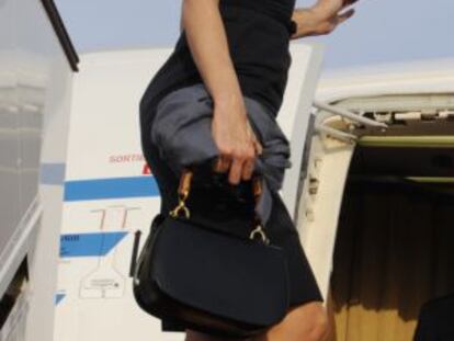 Carla Bruni subiendo a un avi&oacute;n en 2009.
 
