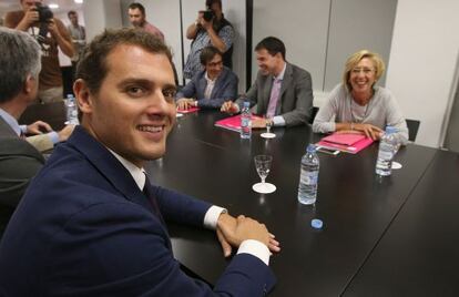 Reuni&oacute;n entre Rosa D&iacute;ez y Albert Rivera.