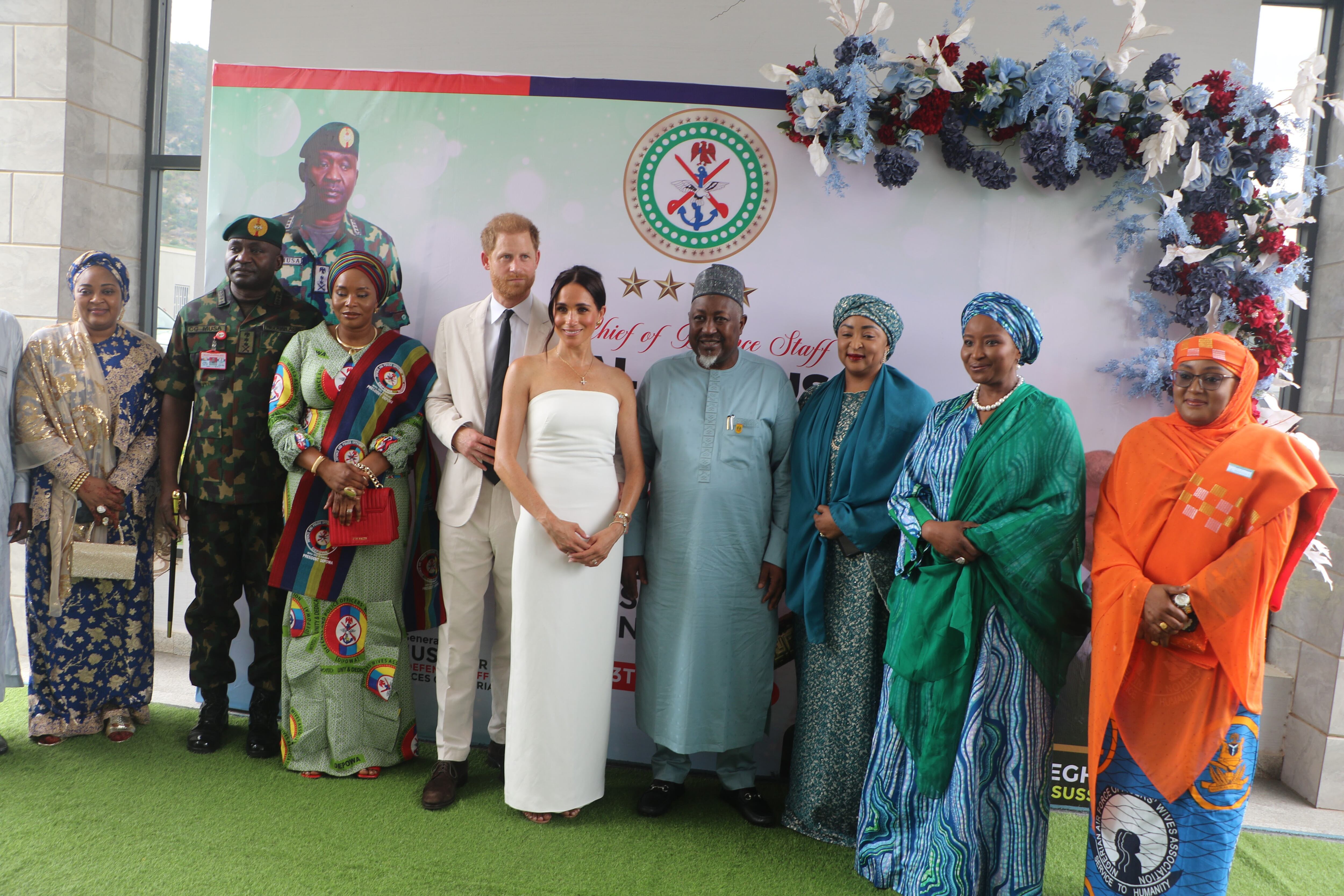 Los Duques de Sussex en una acto en Nigeria.