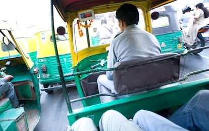 A bordo de un rickshaw motorizado y con tax&iacute;metro en medio del ca&oacute;tico tr&aacute;fico de Nueva Delhi (India). 
 