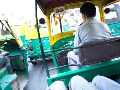 A bordo de un rickshaw motorizado y con tax&iacute;metro en medio del ca&oacute;tico tr&aacute;fico de Nueva Delhi (India). 
 