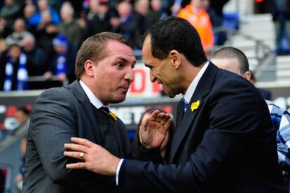 Brendan Rodgers saluda a Roberto Martínez antes del partido entre el Swansea y el Wigan