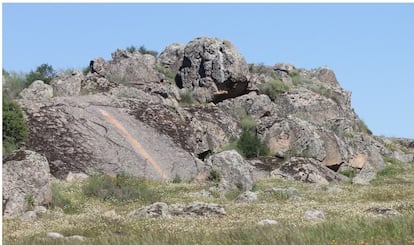 Peña resbaladera propiciatoria de la fertilidad de Aldea Moret (Cáceres).