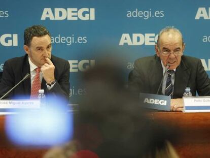 El secretario general de Adegi, José Miguel Ayerza, y el presidente de la patronal guipuzcoana, Pello Guilbelade, durante la rueda de prensa. 