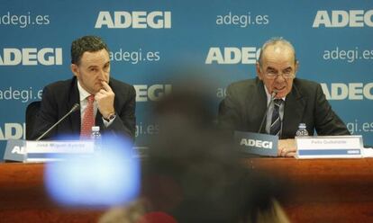 El secretario general de Adegi, José Miguel Ayerza, y el presidente de la patronal guipuzcoana, Pello Guilbelade, durante la rueda de prensa. 