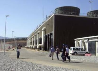 Varias personas junta a las nuevas torres de la Central Nuclear de Almaraz (CNA), en Almaraz (Cáceres). EFE/Archivo