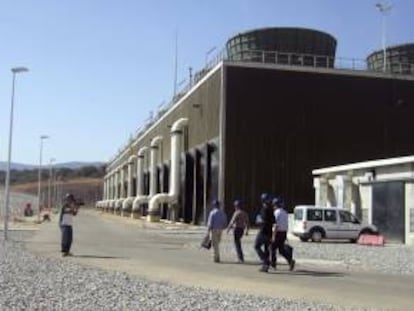 Varias personas junta a las nuevas torres de la Central Nuclear de Almaraz (CNA), en Almaraz (Cáceres). EFE/Archivo