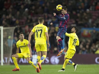 Messi salta a por un bal&oacute;n en el Camp Nou, rodeado de tres jugadores del Villarreal. 