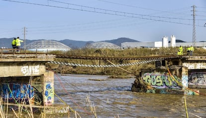 Trabajos en el puente ferroviario de la linea R1 en Malgrat.