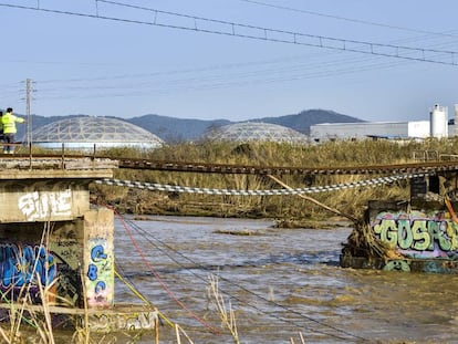 Treballs en el pont ferroviari de la línea R1 a Malgrat.