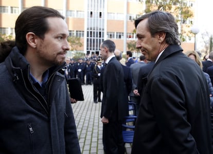 Pablo Iglesias y el portavoz del PP en el Congreso, Rafael Hernando, durante el funeral de Estado por los policías fallecidos en el atentado en Kabul. 