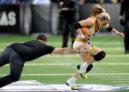 Un tipo se lanza contra una de las jugadoras de la Legends Football League