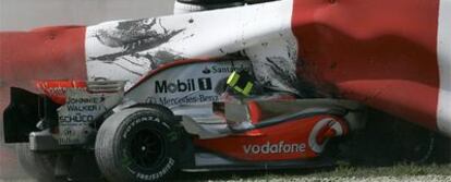 El McLaren de Heikki Kovalainen, empotrado en una de las vallas de protección.