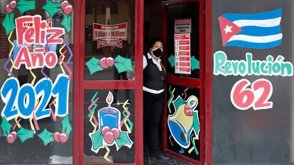 Uma mulher à porta de um bar em Havana, Cuba.