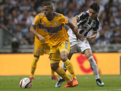 De Souza y Gonz&aacute;lez durante el &uacute;ltimo cl&aacute;sico regio. 