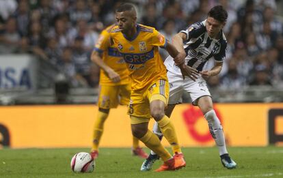 De Souza y Gonz&aacute;lez durante el &uacute;ltimo cl&aacute;sico regio. 