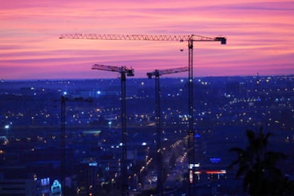 Grúas de construcción en Barcelona vistas desde el Palau San Jordi de Montjuïc.