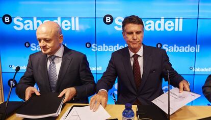El consejero delegado de Banco Sabadell, Jaume Guardiola (d) y el director general adjunto,Tomás Varela